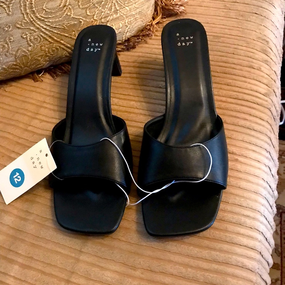 Womens size 12 black heels
